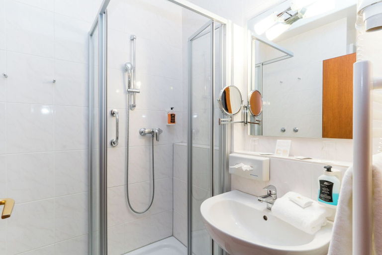 Bathroom 5, Hotel Royal - Timmendorfer Strand, Ostholstein