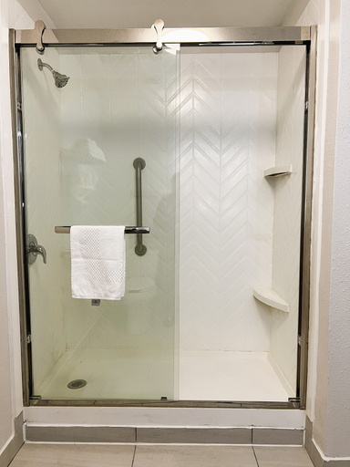 Bathroom 5, Comfort Inn & Suites Sheboygan I-43, Sheboygan