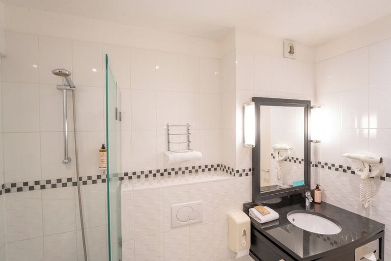 Bathroom 5, Mercure Le Mans Centre Hotel, Sarthe