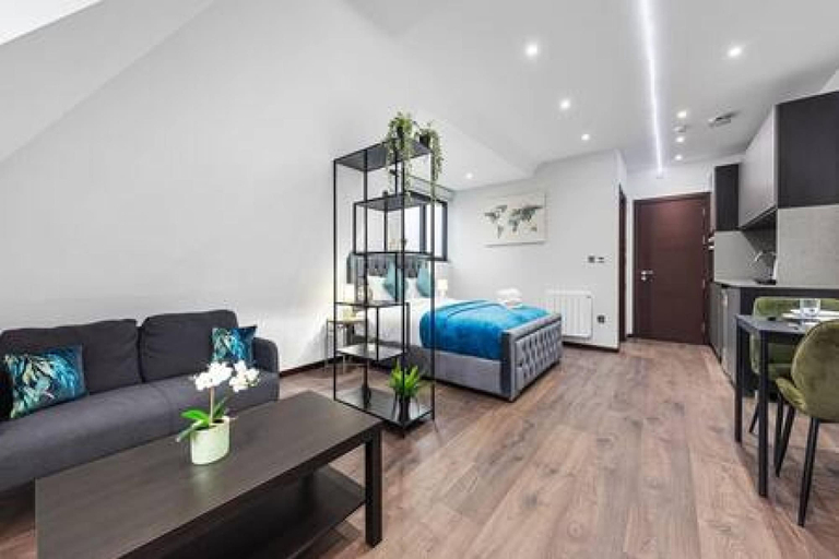 Others 5, Luxury Spacious 2 Person Suite in North London, London