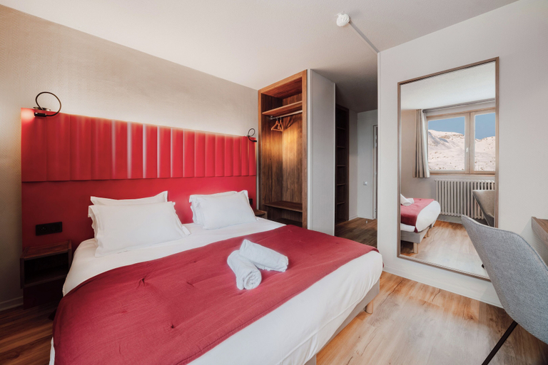 Bedroom 5, Alpeen Hotel, Savoie