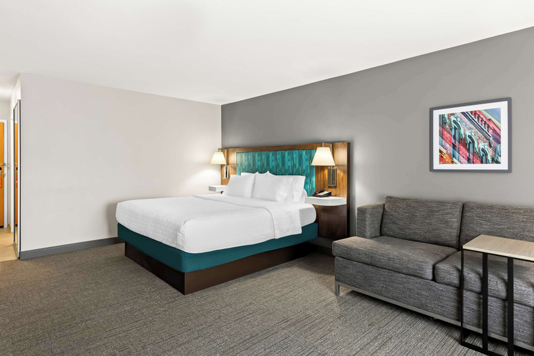 Bedroom 3, Hampton Inn & Suites Canton, Stark