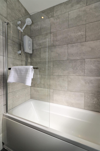 Bathroom, Carfin House - Motherwell, North Lanarkshire