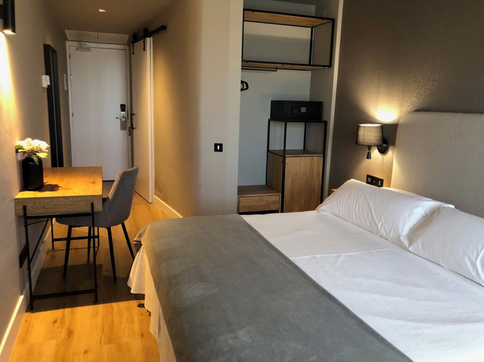 Bedroom 3, Nuria Hotel, Tarragona