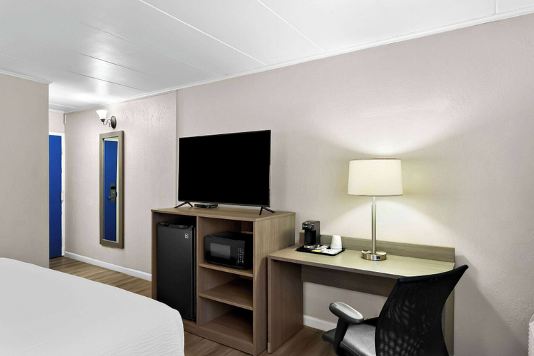 Bedroom 4, Travelodge by Wyndham Aberdeen, Harford