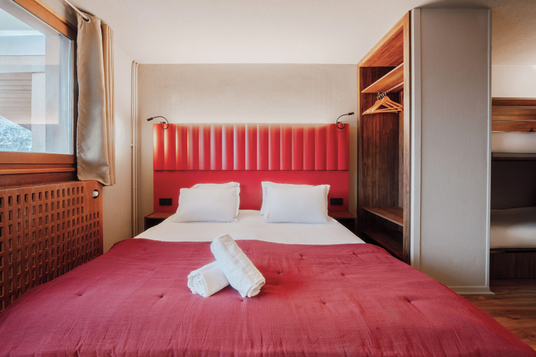 Bedroom 3, Alpeen Hotel, Savoie