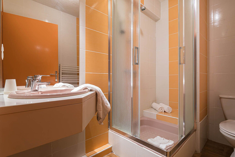 Bathroom 5, Hotel l'Abri, Haute-Loire