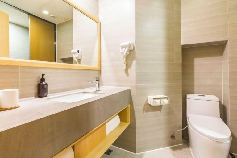 Bathroom 4, Elong Hotel (Beijing Shijingshan Gucheng Subway Station), Beijing
