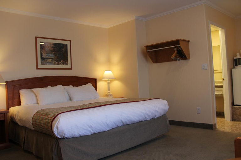 Bedroom 3, Travelodge by Wyndham Kamloops, Thompson-Nicola