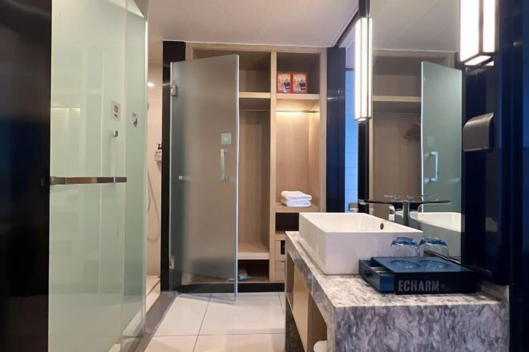 Bathroom 4, Jinhua Tian Hotel, Xiaogan