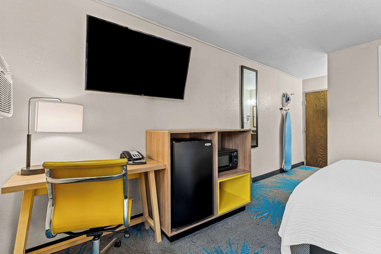 Bedroom 3, Days Inn by Wyndham Sioux Falls Empire, Minnehaha