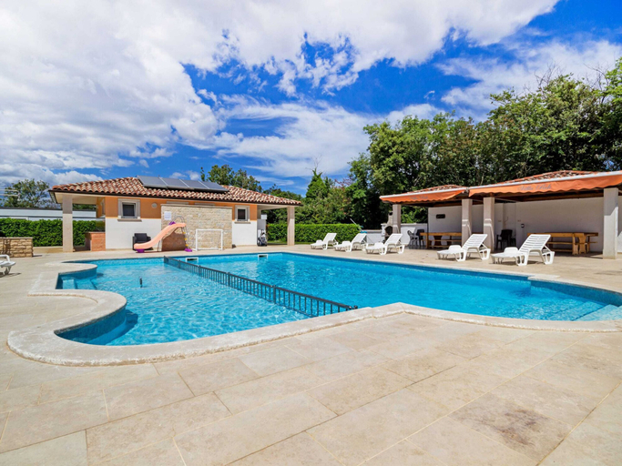Sport & Beauty 4, Graceful Apartment in Banjole near Beach Centinera, Medulin