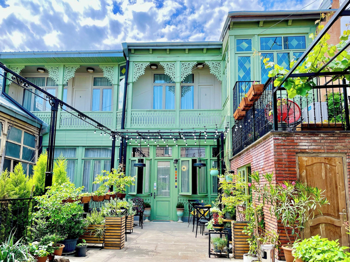 Exterior & Views