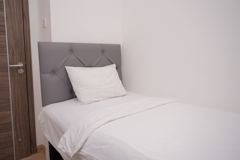 Others 5, Spacious and Simple 3BR Sky House BSD Apartment By Travelio, South Tangerang