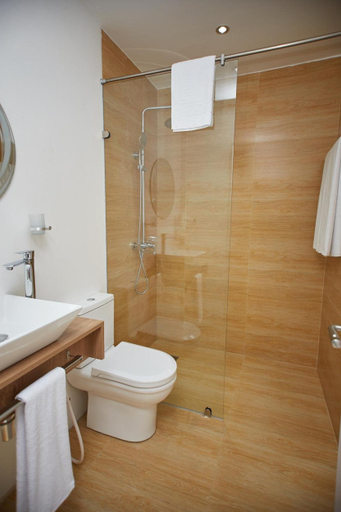 Bathroom 4, The Cabin Hotel, Accra
