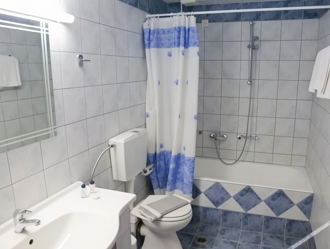Bathroom, Neos Ikaros, Crete