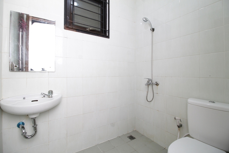 Bathroom 4, RedDoorz Plus near Trisakti University, West Jakarta