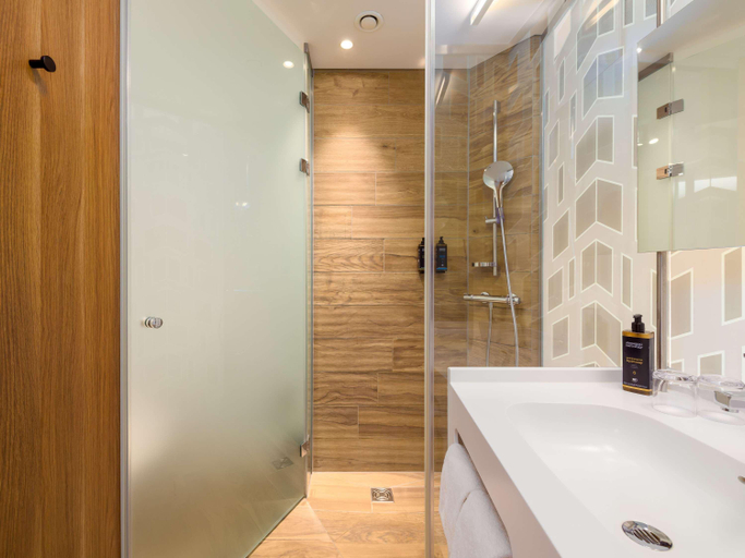 Bathroom 13