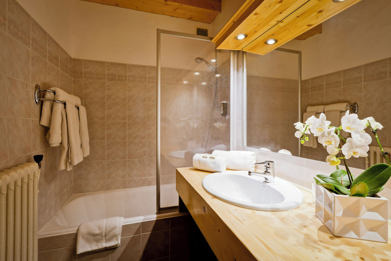 Bathroom 4, Hôtel Les Flocons, Savoie