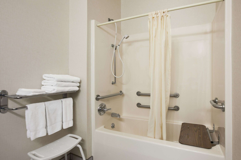 Bathroom 4, Wingate by Wyndham Pueblo, Pueblo