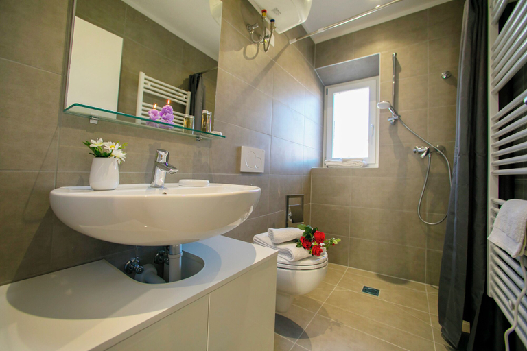 Bathroom, Nido sui Tetti di Riva del Garda, Trento