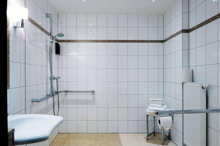 Bathroom 5, Ramada by Wyndham Duesseldorf Ratingen, Mettmann