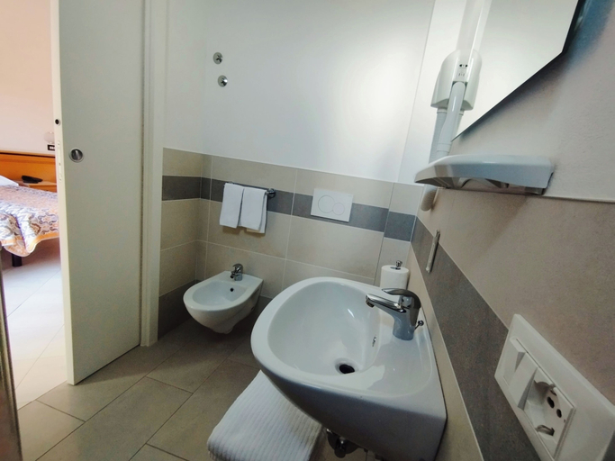 Bathroom 5, Hotel Excelsior, Ravenna