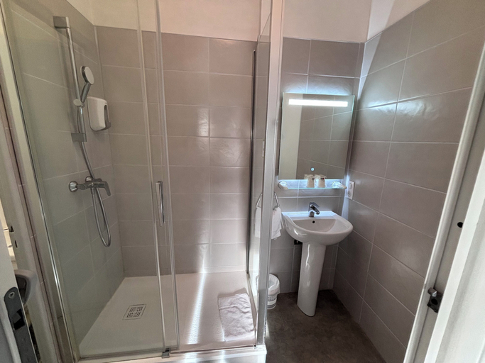 Bathroom 5, Le Crystal Hôtel, Charente-Maritime