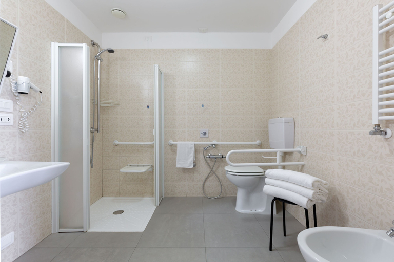 Bathroom 5, Hotel Cristina, Napoli