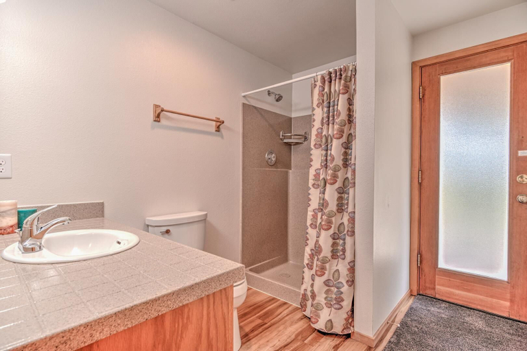 Bathroom 5, Red Alder Lane 1, Deschutes