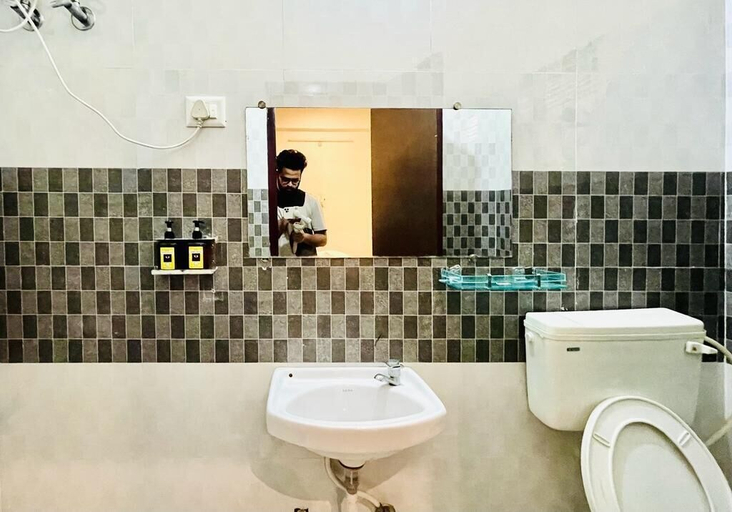 Bathroom 4, The White Canyon, Varanasi