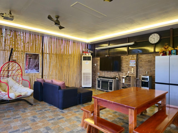 Public Area 3, Rmb's Downton Place, Tagaytay City