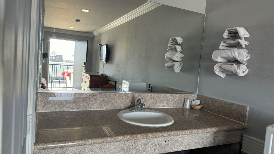 Bathroom 3, Hiland Motel, Los Angeles