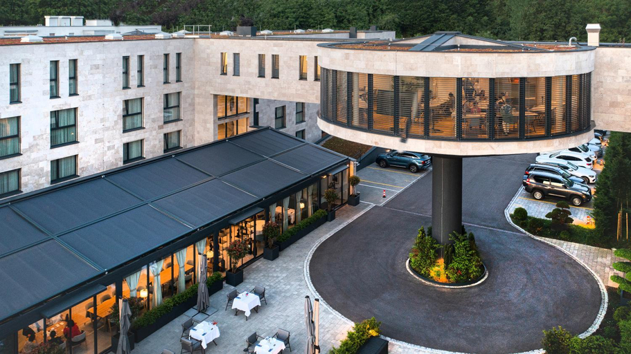 Exterior & Views 30