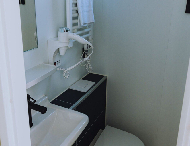 Bathroom 3, Luxury Houseboat Getaway, Uitgeest