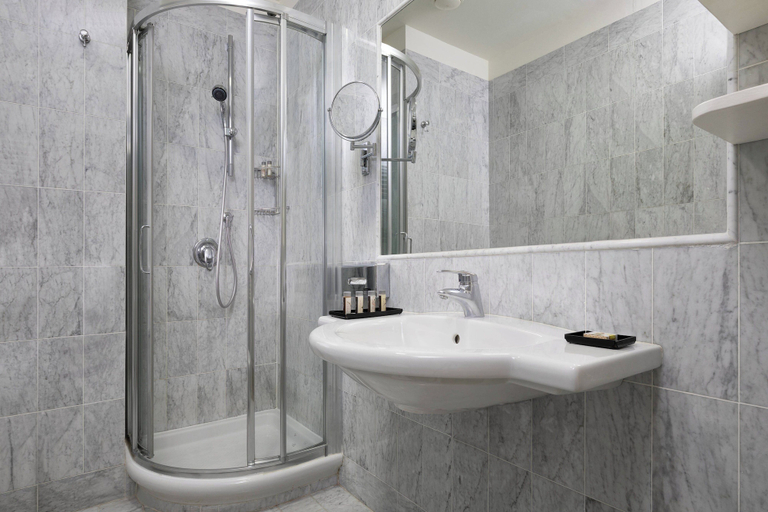 Bathroom 5, Renaissance Tuscany Il Ciocco Resort & Spa, Lucca