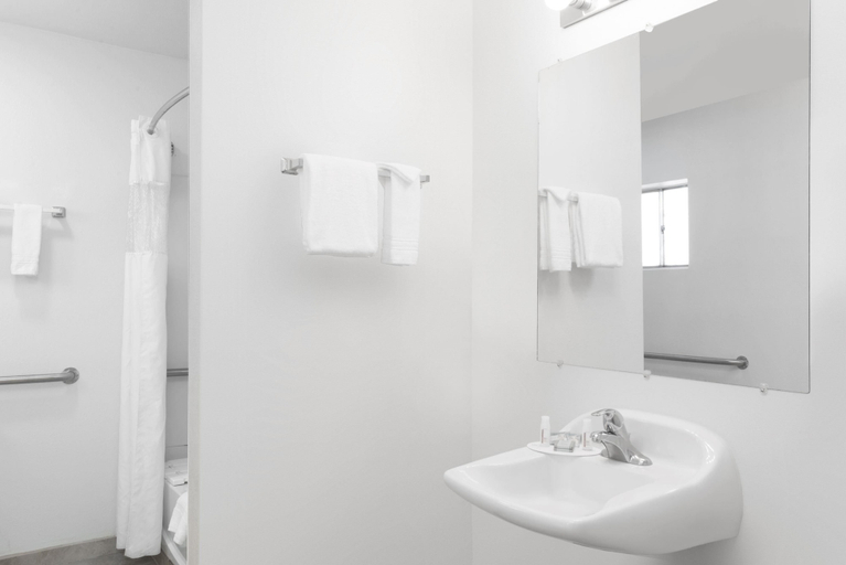 Bathroom 3, Suburban Studios near Mesa Verde, Montezuma