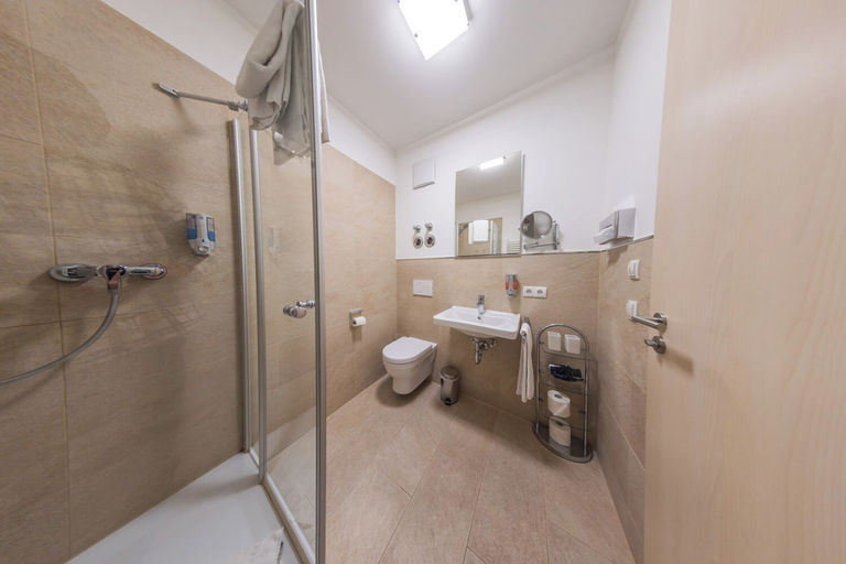 Bathroom 4, Hotel Freischütz, Landshut