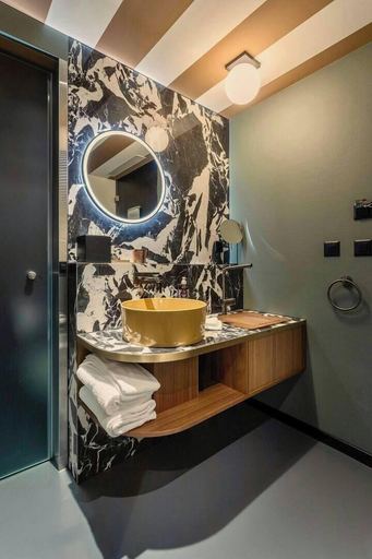 Bathroom 13