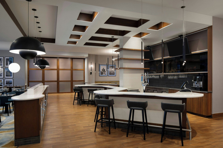 Food & Drinks 5, Courtyard by Marriott Montreal Airport, Montréal