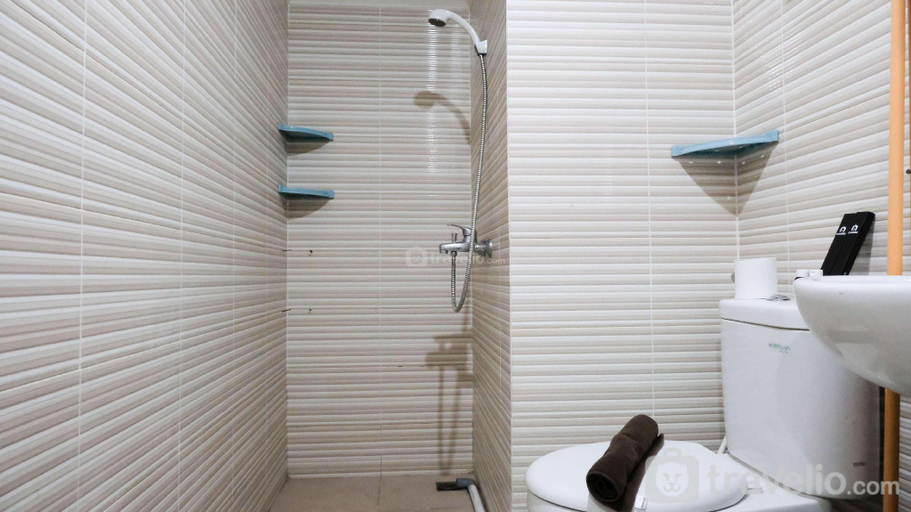 Bathroom 2, Comfy 2BR @ Puncak Bukit Golf Surabaya By Travelio, Surabaya