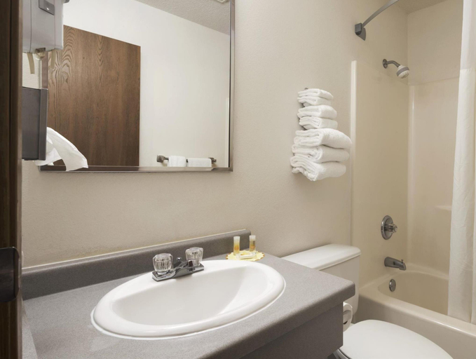 Bathroom 4, Days Inn by Wyndham Willmar, Kandiyohi