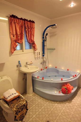 Bathroom 4, White Village Pension, Inje