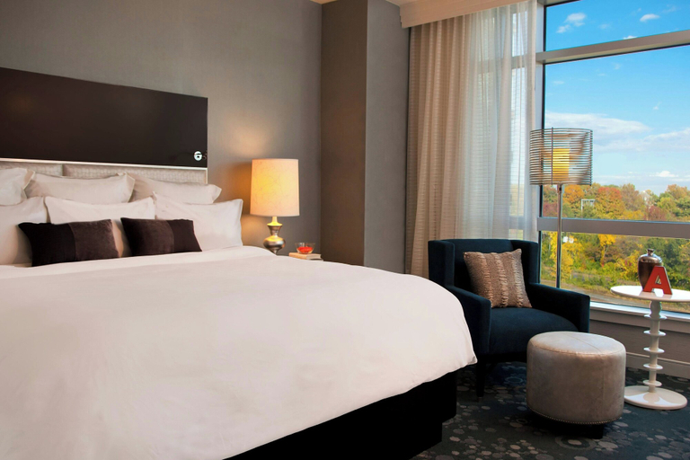 Bedroom 3, Renaissance Arlington Capital View Hotel, Arlington