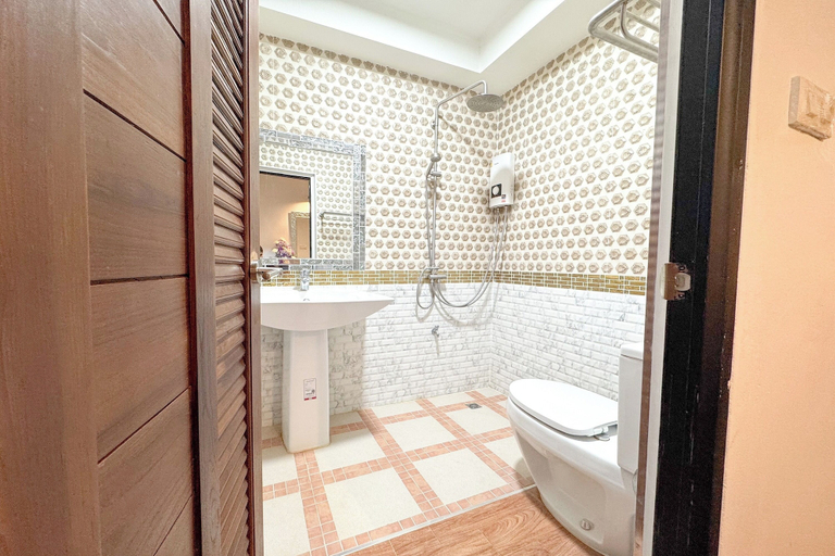 Bathroom 4, Chiangmai Lanna & Modern Loft Hotel, San Kamphaeng