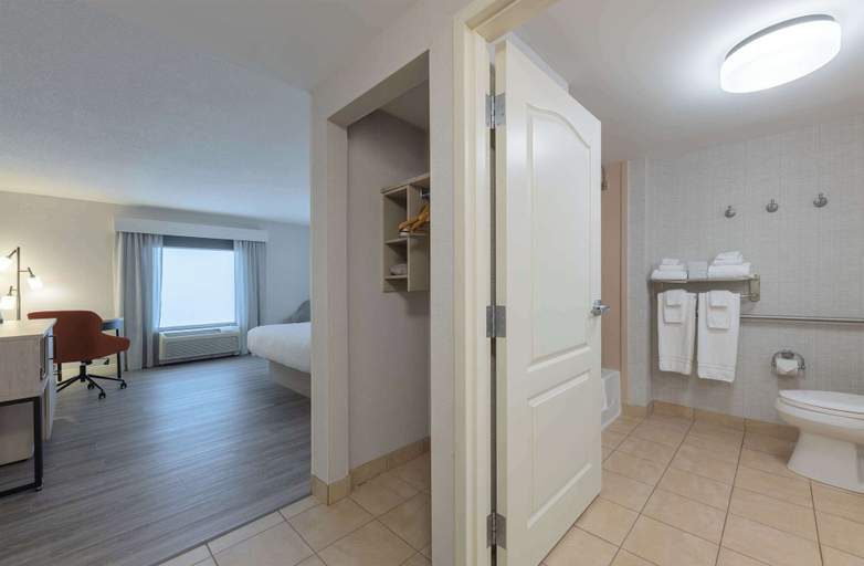 Bedroom 3, Hampton Inn & Suites by Hilton Moncton, Westmorland