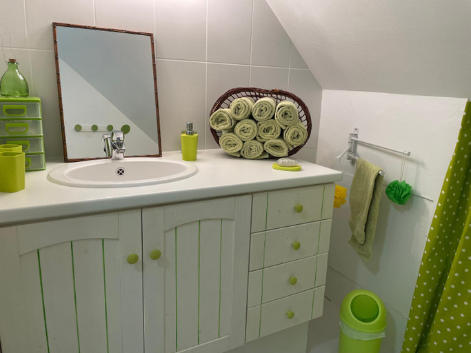 Bathroom, Chambre d'hotes spacieuse et tranquille avec parking prive, Sarthe