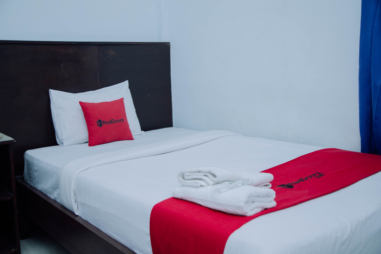 RedDoorz @ Hening Homestay - Tap to explore photos