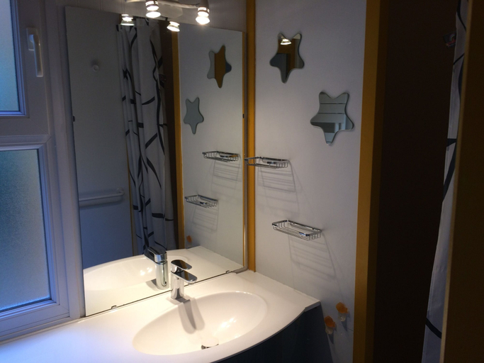 Bathroom, Chalet Orange Naturiste la Jenny, Gironde