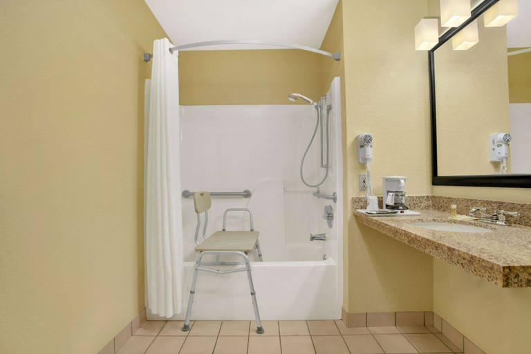 Bathroom 5, Days Inn by Wyndham Globe, Gila